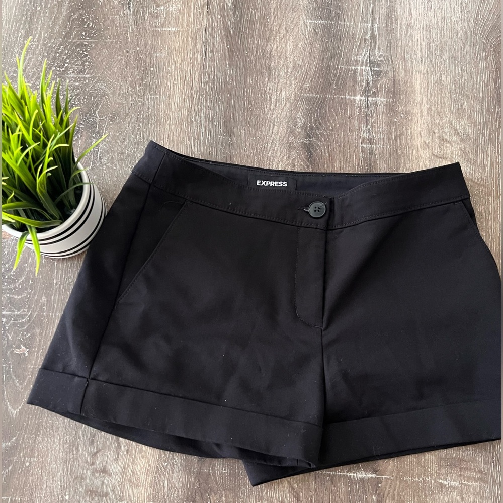 Short black pants